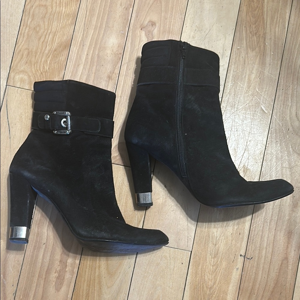 Sleek Black Heeled Boots with Textured Finish